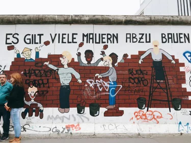 「有更多的围墙，等待我们拆除！」重新连结两边的人们，围墙边界的艺术创作